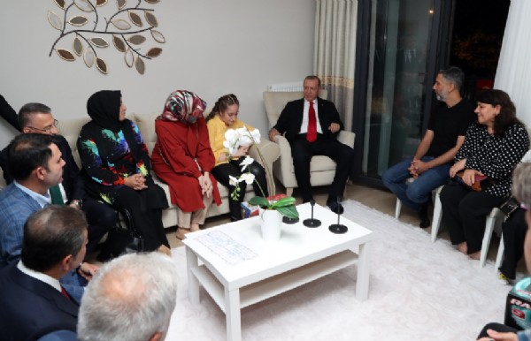 Cumhurbaşkanı Erdoğan Esenler'de kendisini davet eden bir ailenin evine misafir oldu!